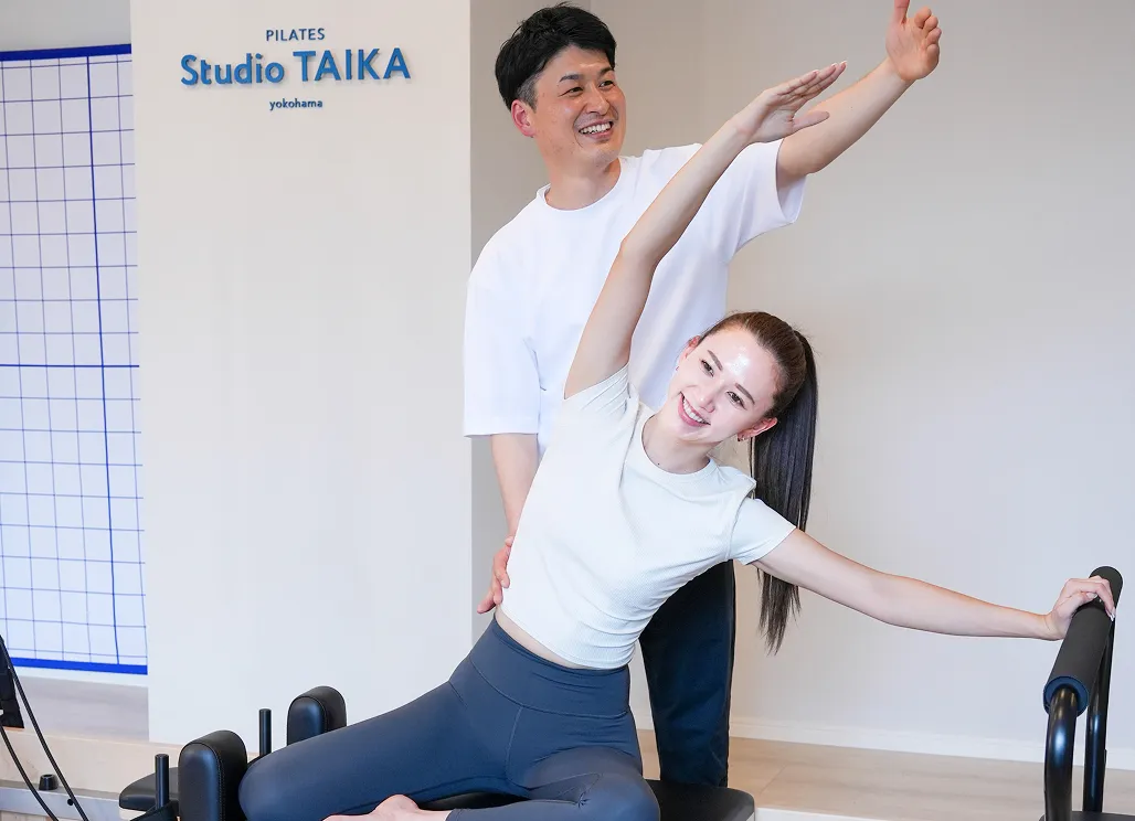 子供を抱えたトレーナーが指導をしている様子